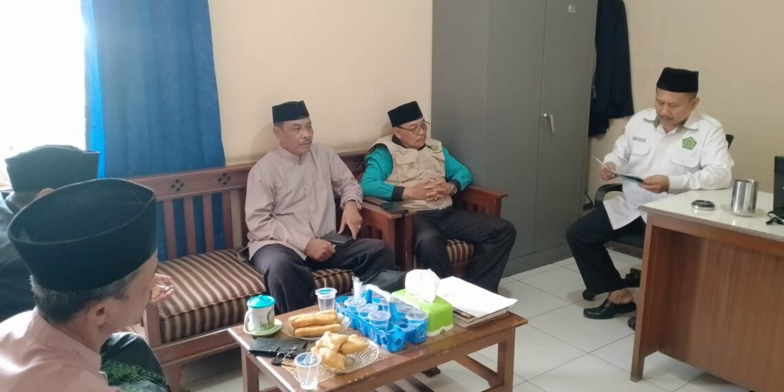 Perkuat Tertib Administrasi Wakaf, Kepala KUA Parungkuda Layani Proses Akta Ikrar Wakaf
