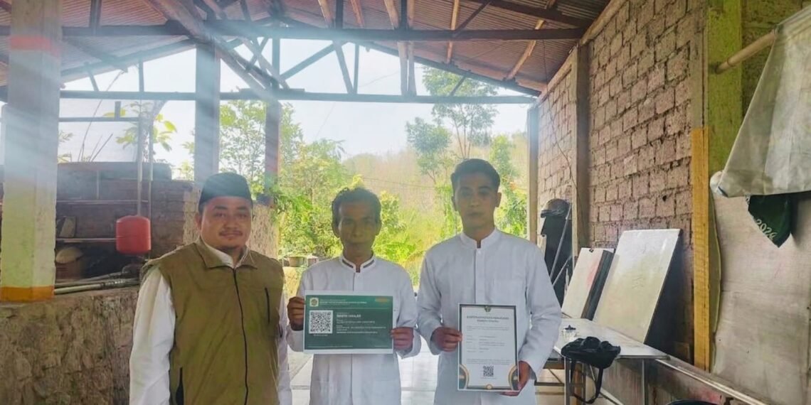 Perkuat Administrasi Kelembagaan Keagamaan, Penyuluh KUA Bantargadung Serahkan ID Masjid dan SKT Majelis Taklim