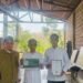 Perkuat Administrasi Kelembagaan Keagamaan, Penyuluh KUA Bantargadung Serahkan ID Masjid dan SKT Majelis Taklim