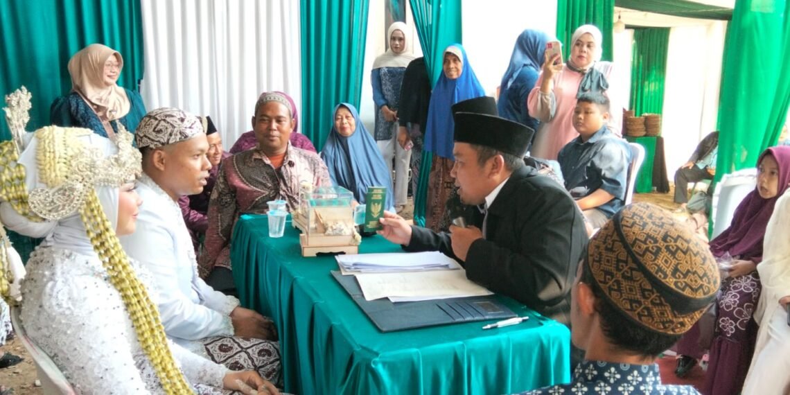 Usai Akad Nikah, Penghulu KUA Ciracap Bekali Pengantin dengan Pesan Keluarga Sakinah