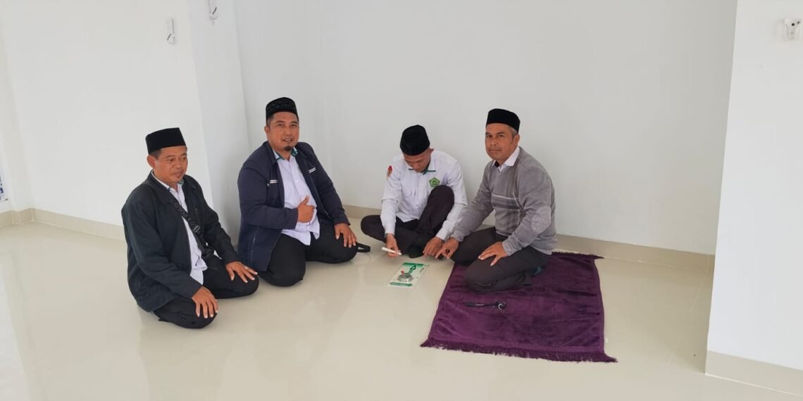 Pastikan Ketepatan Arah Kiblat, Penyuluh KUA Ciemas Kalibrasi TPI Palangpang