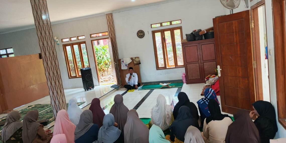 Penyuluh KUA Jampangkulon Bekali Jamaah Majelis Taklim tentang Keluarga Sakinah