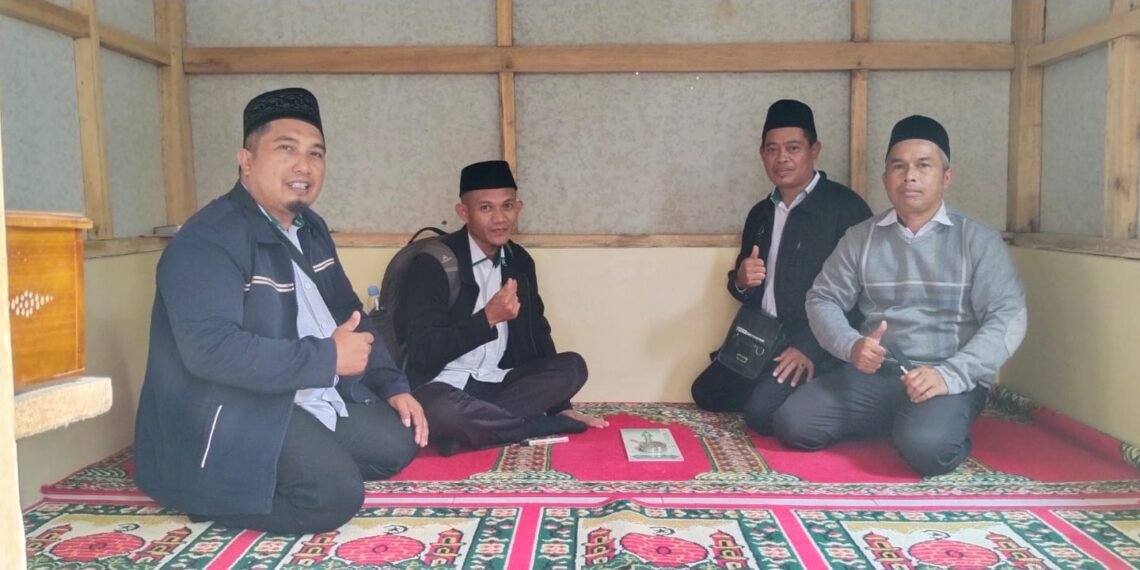 Dukung Kenyamanan Ibadah di Kawasan Wisata, Penyuluh KUA Ciemas Kalibrasi Arah Kiblat Puncak Darma
