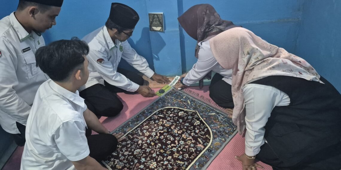 Penyuluh KUA Cibitung Kalibrasi Arah Kiblat Musala Al-Ambaghi di Talaga Murni
