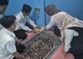 Penyuluh KUA Cibitung Kalibrasi Arah Kiblat Musala Al-Ambaghi di Talaga Murni