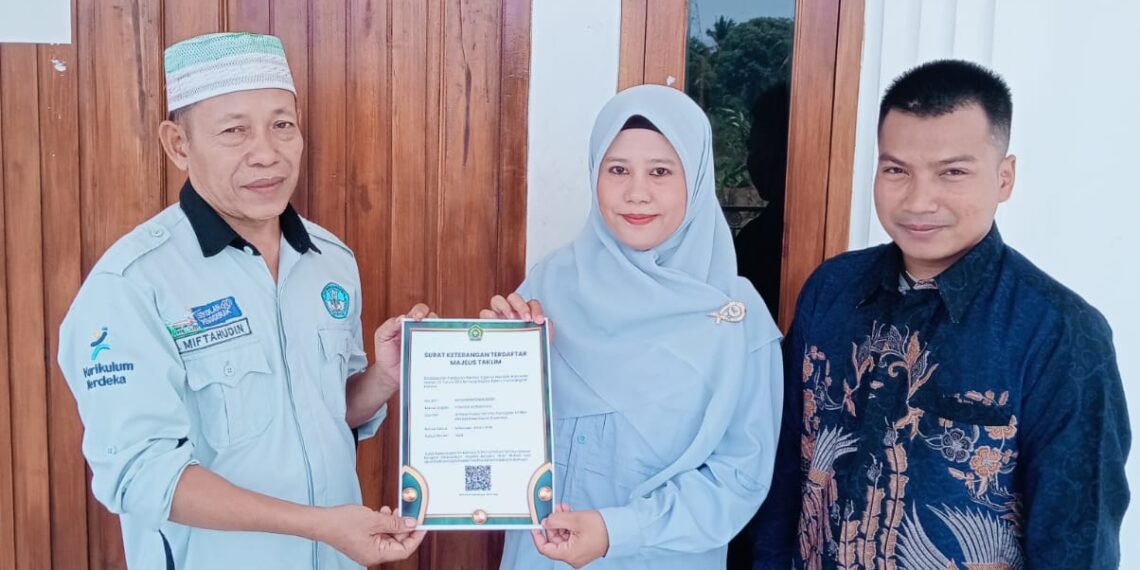 Perkuat Legalitas Kelembagaan, Penyuluh KUA Cisolok Serahkan SKT Majelis Taklim Ponpes Nusantara