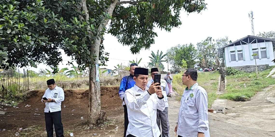 Kepala KUA Bojonggenteng Survei Wakaf di SD IT As Sajidin