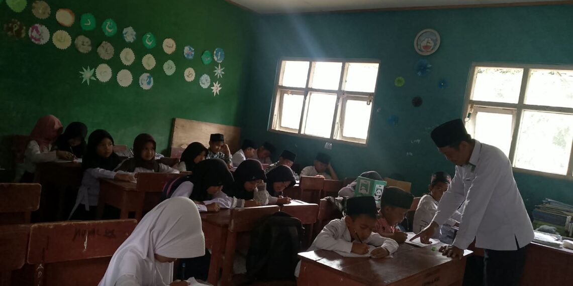 Perkuat Kemampuan Baca Al-Qur’an, Penyuluh KUA Lengkong Bimbing BTQ Santri MDTU Nurul Islam