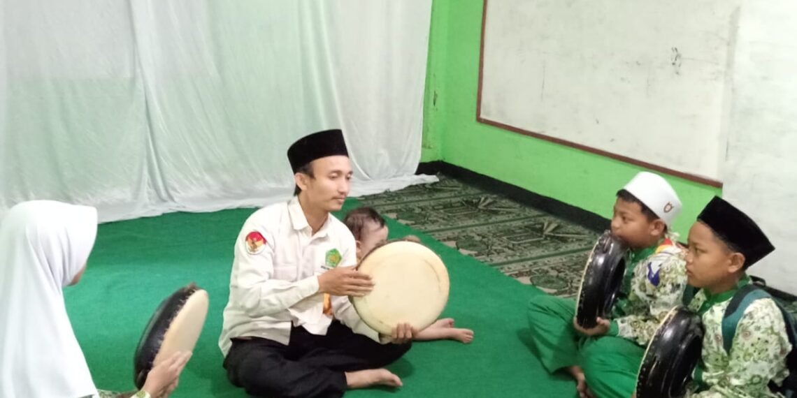 Perkuat Syiar dan Karakter Islami, Penyuluh KUA Sukalarang Bina Hadroh Siswa MD Al-Ikhlas