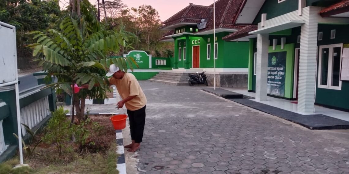 Rawat Tanaman di Tengah Kemarau, PUO KUA Ciracap Perkuat Kepedulian Lingkungan