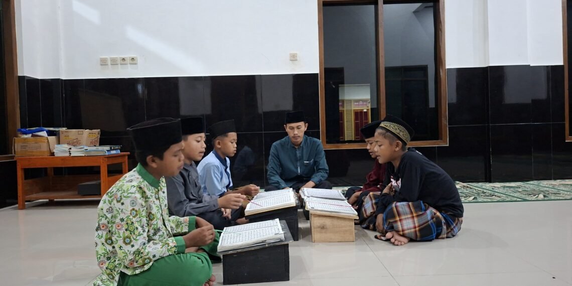 Penyuluh KUA Cibitung Perkuat Kemampuan BTQ Santri TPA Nurul Hasanah melalui Program Magrib Mengaji