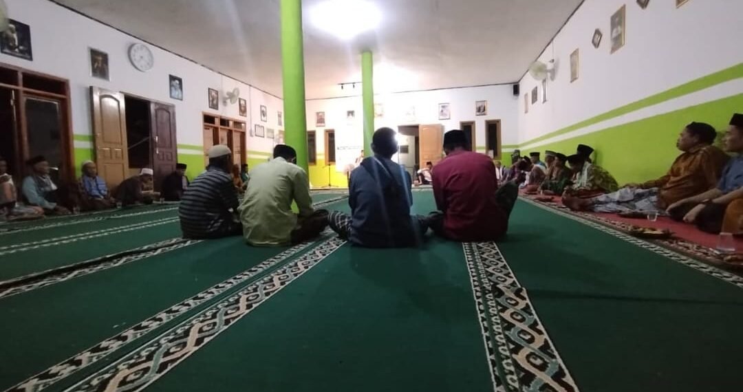 Perkuat Kecintaan terhadap Al-Qur’an, Penyuluh KUA Purabaya Bimbing Jamaah Majelis Taklim Nurul Karimah