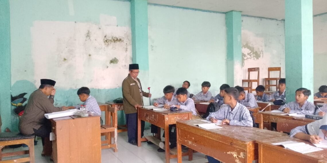 Perkuat Literasi Al-Qur’an, Penghulu dan Penyuluh KUA Parungkuda Bimbing BTQ di SMPN 1 Parungkuda