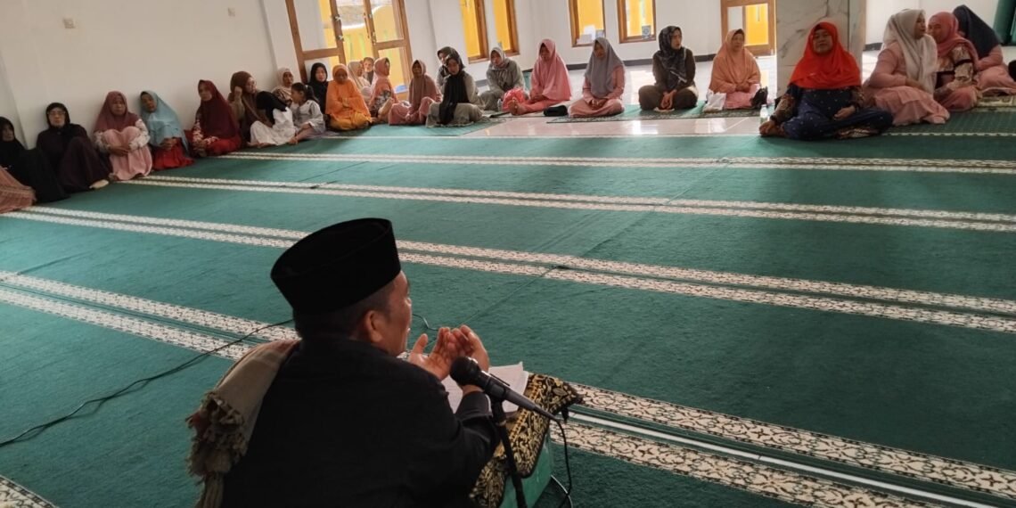 Perkuat Keteguhan Hati, Penyuluh KUA Purabaya Bimbing Jamaah MT Al Munawaroh