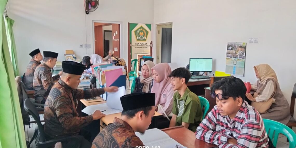 Pastikan Administrasi Tertib, KUA Cibadak Verifikasi Berkas Calon Pengantin