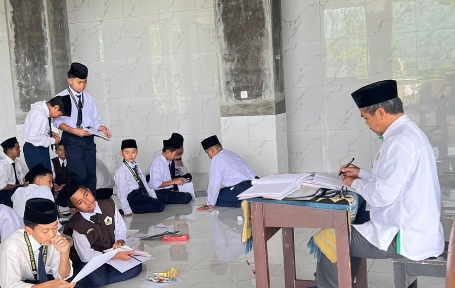 Perkuat Kemampuan Baca Tulis Al-Qur’an, Penyuluh KUA Cibadak Bahas Ketepatan Penulisan Huruf Hijaiyah