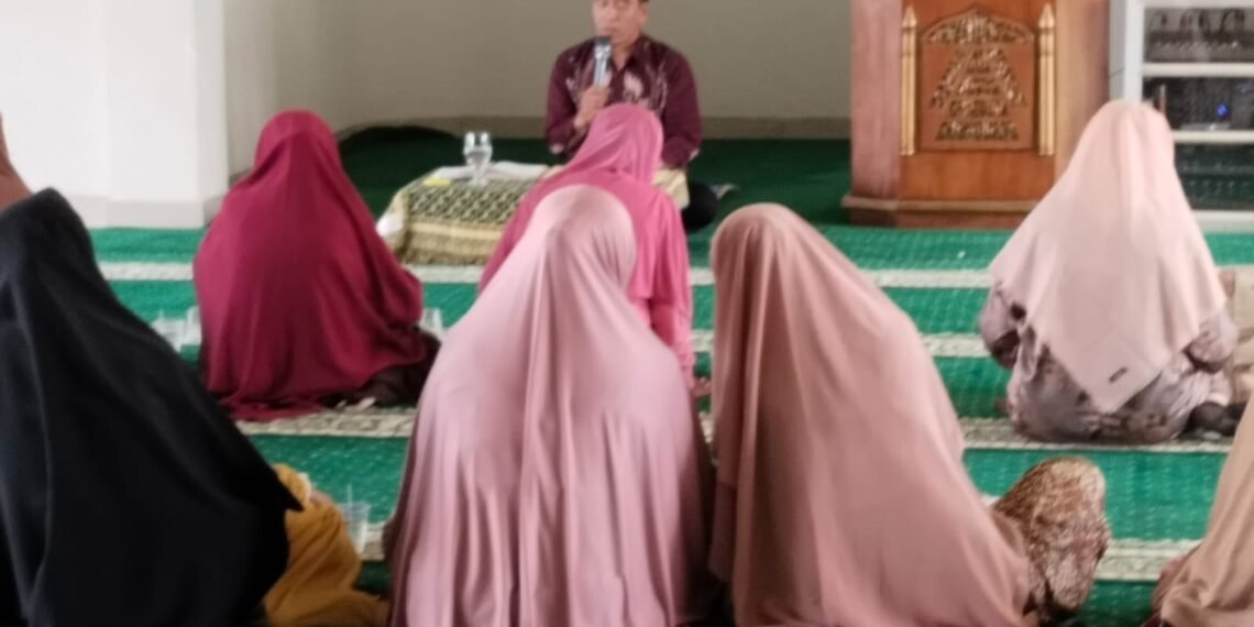 Penyuluh KUA Parungkuda Berikan Penyuluhan Keluarga Sakinah di MT Raudhatul Jannah