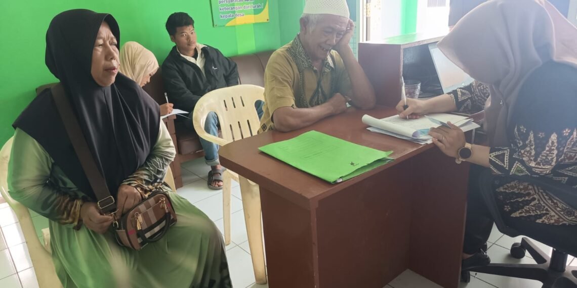 Di Usia Matang, Endang dan Darsi Ikuti Bimbingan Perkawinan di KUA Nagrak