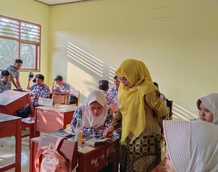 Penyuluh KUA Jampangkulon Perkuat Pembinaan Keagamaan melalui Bimbingan BTQ di SMPN 4