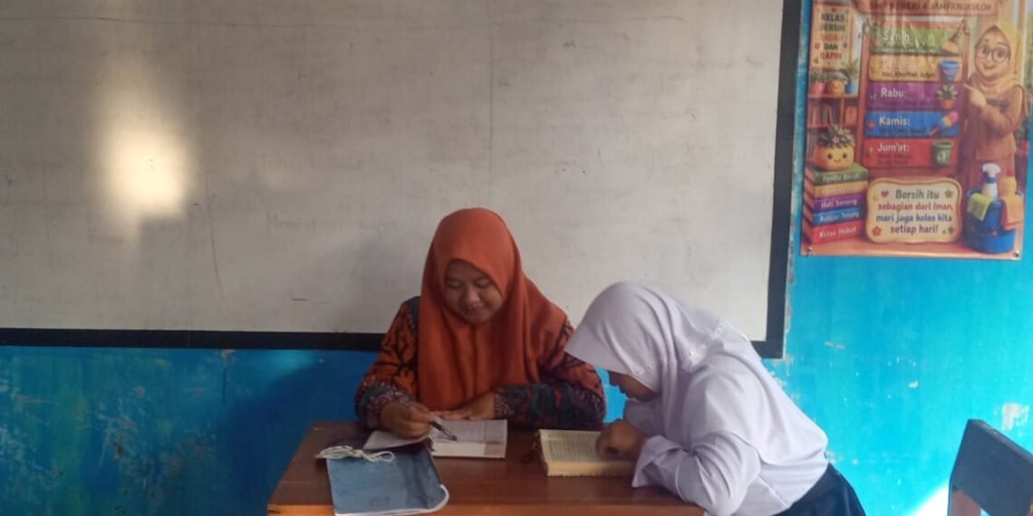 Penyuluh KUA Jampangkulon Perkuat Pembinaan BTQ di SMPN 4
