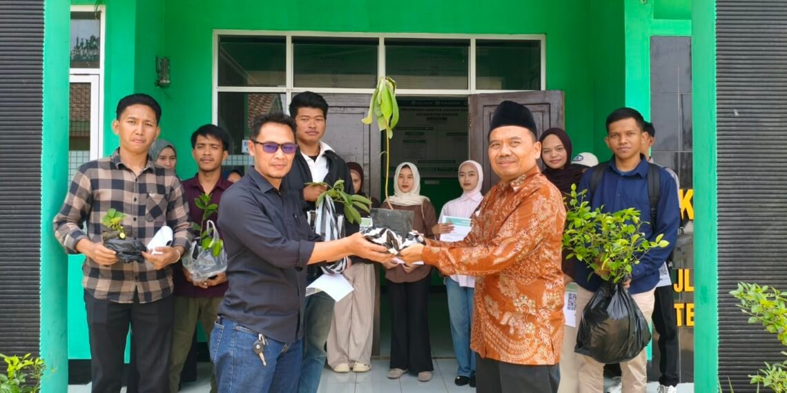 Dukung Program Ekoteologi, Catin Serahkan Bibit Tanaman di KUA Nagrak