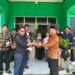 Dukung Program Ekoteologi, Catin Serahkan Bibit Tanaman di KUA Nagrak