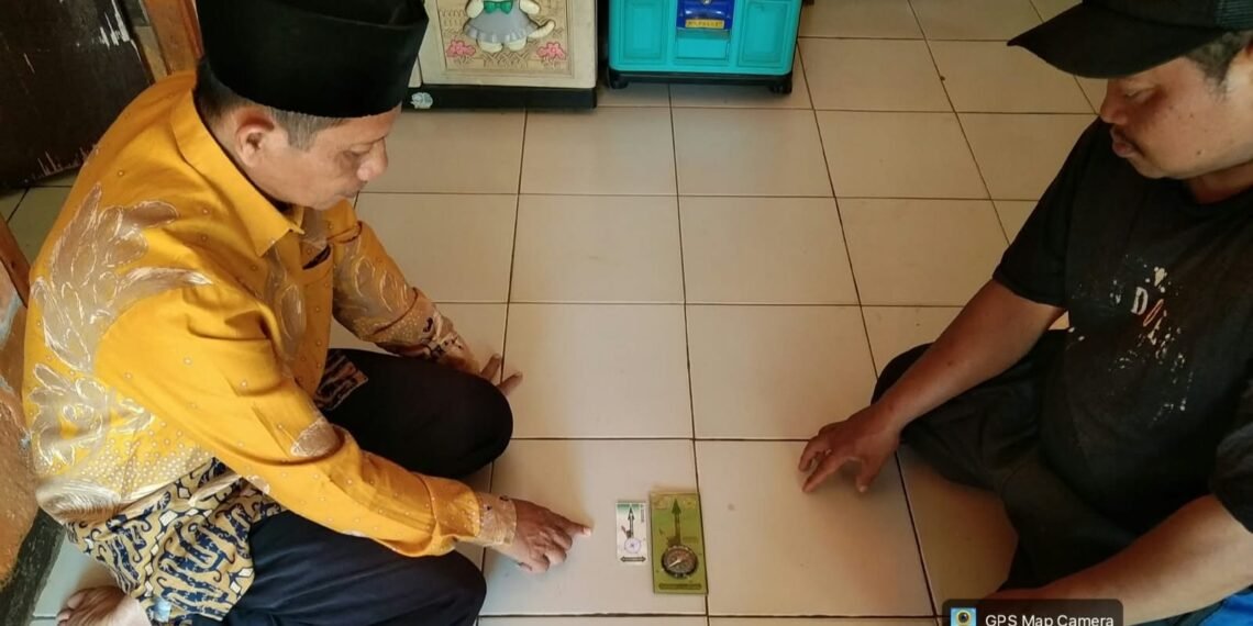 Pastikan Arah Salat Tepat, Penyuluh KUA Ciracap Kalibrasi Kiblat Rumah Warga