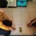 Pastikan Arah Salat Tepat, Penyuluh KUA Ciracap Kalibrasi Kiblat Rumah Warga