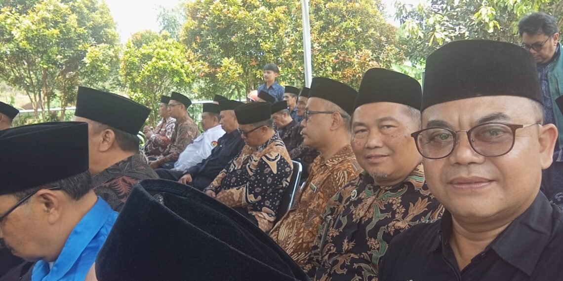 Kepala KUA Cibitung Dukung Gerakan SAWAHON, Satu Pegawai Satu Pohon