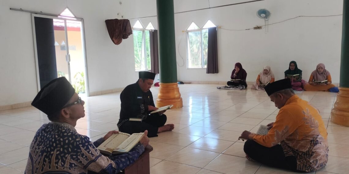 Tadarus Bakda Dzuhur KUA Ciracap, Rutinitas yang Diikhtiarkan untuk Dipertahankan