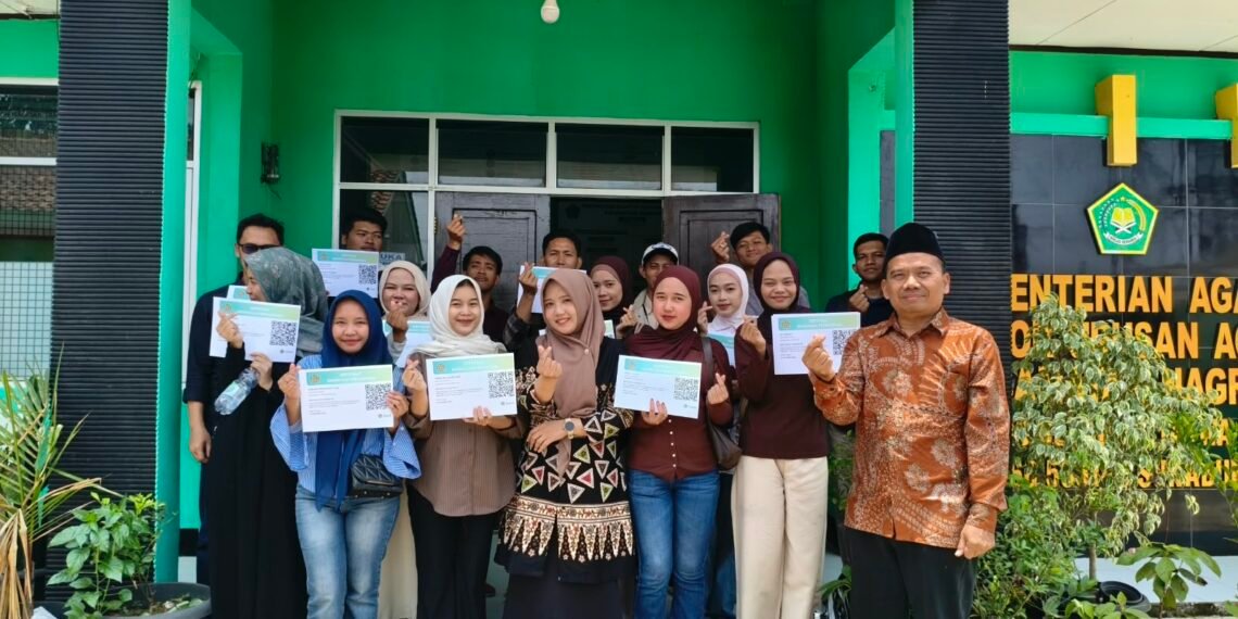Sertifikat di Tangan, Ilmu di Dada: Langkah Awal 10 Pasangan Menuju Keluarga Sakinah
