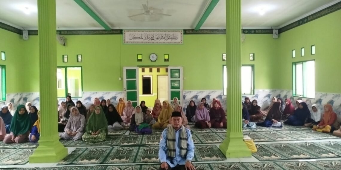 Penyuluh KUA Kabandungan Perkuat Keagamaan Jamaah Majelis Taklim Nurussalam