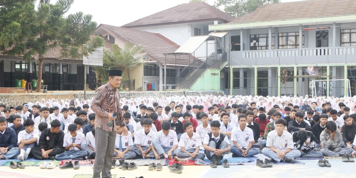 Penyuluh KUA Lengkong Isi Kultum Usai Salat Duha di SMAN 1 Lengkong