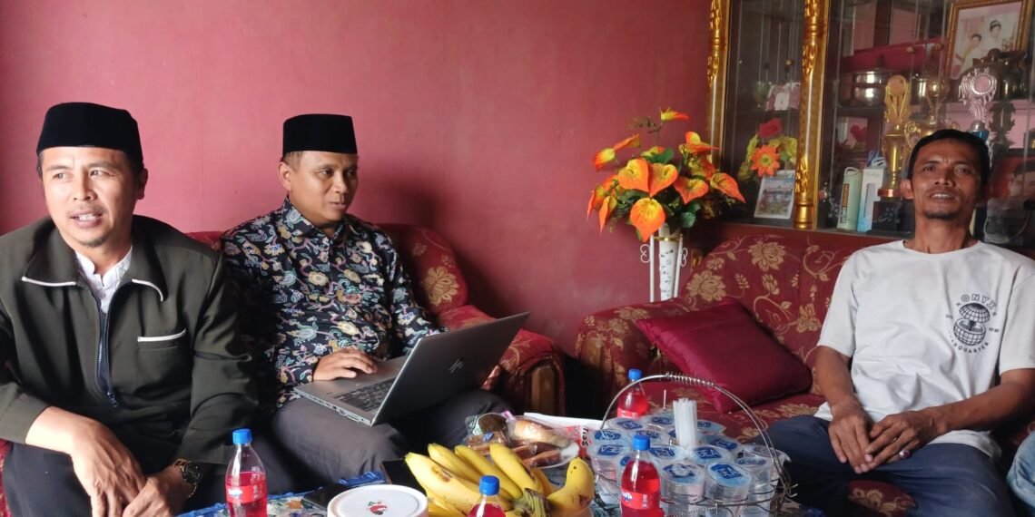 Penyuluh KUA Kalapanunggal Jemput Bola Pendataan SKT Majelis Taklim