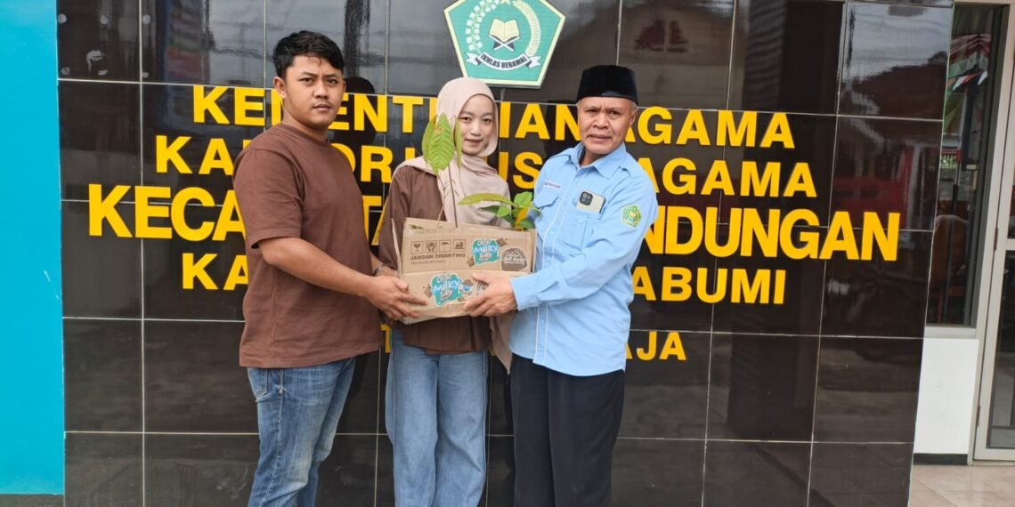 Calon Pengantin KUA Kabandungan Serahkan Bibit Pohon, Dukung Program Ekoteologi