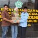 Calon Pengantin KUA Kabandungan Serahkan Bibit Pohon, Dukung Program Ekoteologi