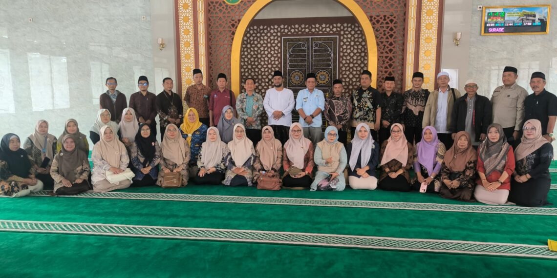KUA Surade Bersama Aparatur Kecamatan Ikuti Pengajian Rutin Majelis Taklim