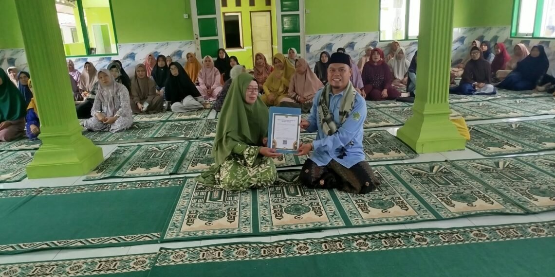 Perkuat Kelembagaan, Penyuluh KUA Kabandungan Serahkan SKT Majelis Taklim Nurussalam