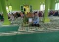 Perkuat Kelembagaan, Penyuluh KUA Kabandungan Serahkan SKT Majelis Taklim Nurussalam
