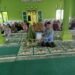 Perkuat Kelembagaan, Penyuluh KUA Kabandungan Serahkan SKT Majelis Taklim Nurussalam