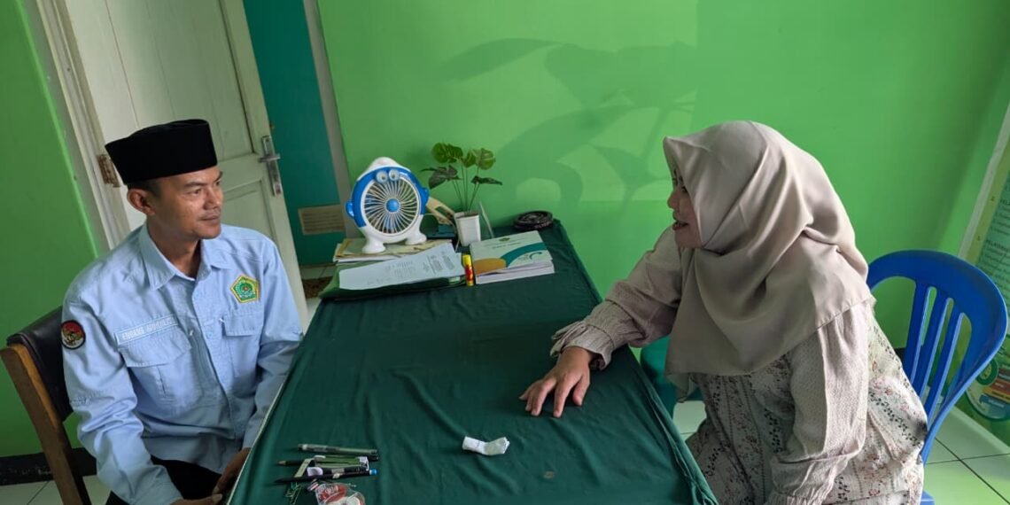 Bantu Kelengkapan Administrasi, Penyuluh KUA Cicantayan Layani Konsultasi Legalisir Buku Nikah