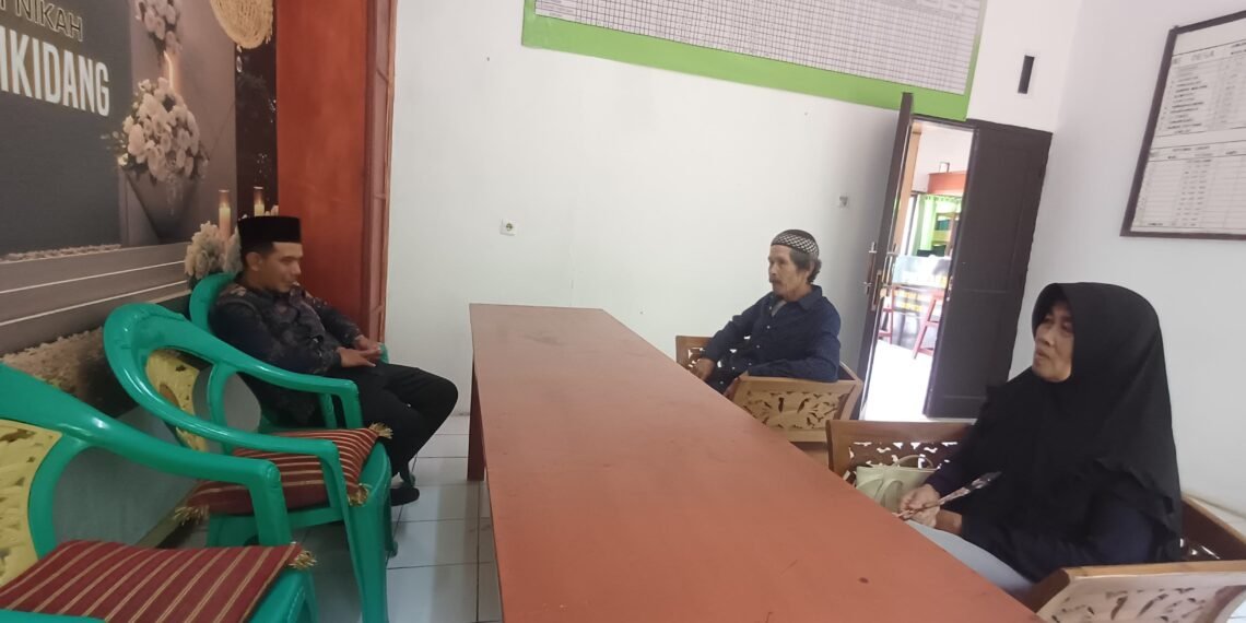 Pengadministrasi Perkantoran KUA Cikidang Berikan Pelayanan Administrasi kepada Masyarakat