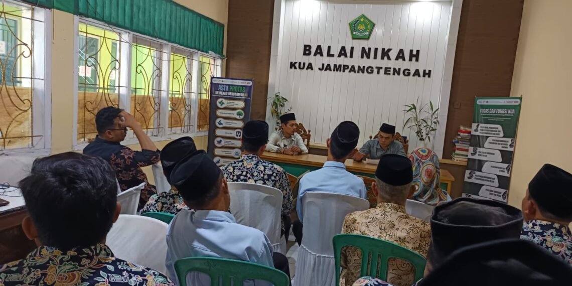 Kepala KUA Jampangtengah Pimpin Rapat Peningkatan Pelayanan dan Pengisian COI melalui SIAPI