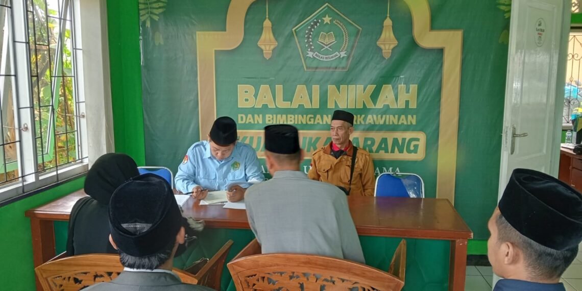 Kepala KUA Sukalarang Layani Pernikahan Masyarakat di Balai Nikah