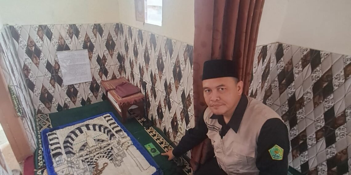 Penyuluh KUA Cisaat Lakukan Kalibrasi Arah Kiblat Mushola Nurul Iman