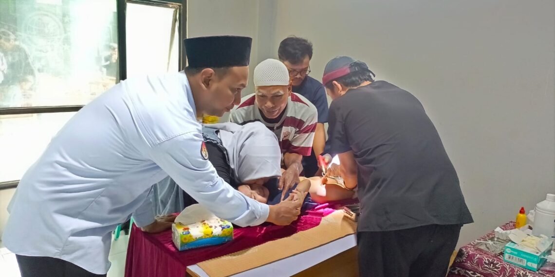 Penyuluh KUA Cicantayan Dukung Khitanan Massal PCNU Sambut Hari Santri 2026