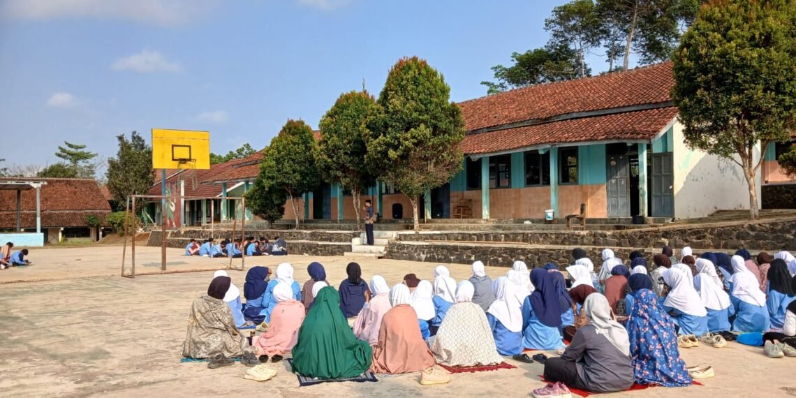 Penyuluh KUA Purabaya Bimbing Siswa SMPN 1 Purabaya Biasakan Salat Duha dan Disiplin