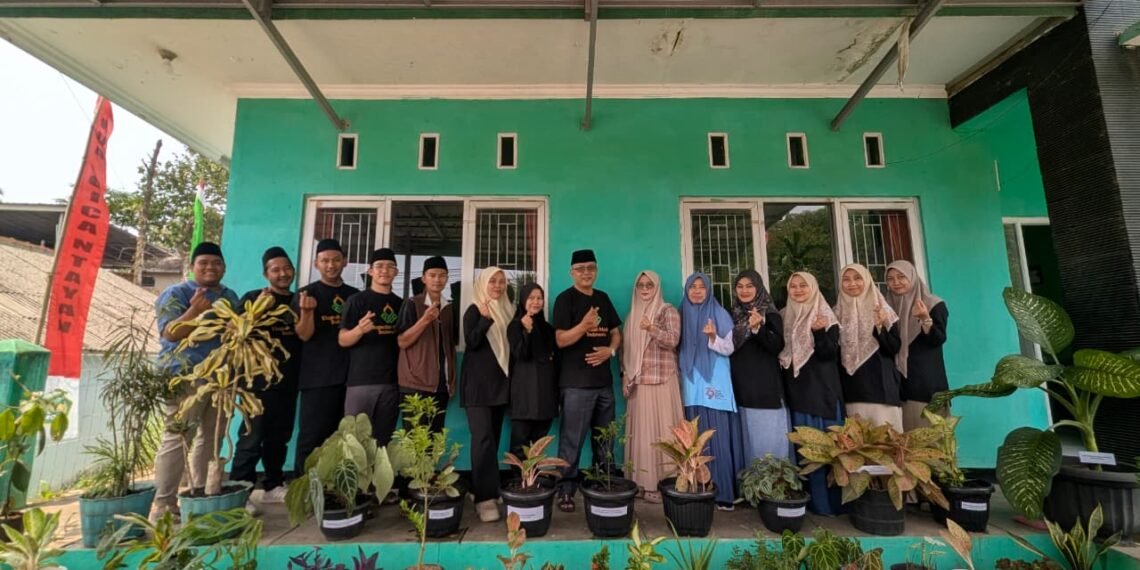 KUA Cicantayan Gotong Royong Rawat Tanaman untuk Jaga Keasrian Lingkungan Kantor