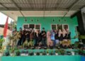 KUA Cicantayan Gotong Royong Rawat Tanaman untuk Jaga Keasrian Lingkungan Kantor