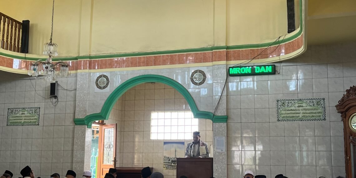 Penyuluh KUA Cisaat Sampaikan Pesan Keagamaan melalui Khutbah Jumat